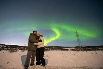 Северное сияние над зимней дорогой